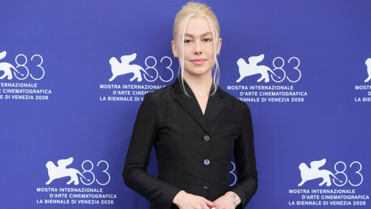 Venezia 83, Phoebe Bridgers sul red carpet con le gambe non depilate: i peli sotto al completo Gucci non passano inosservati
