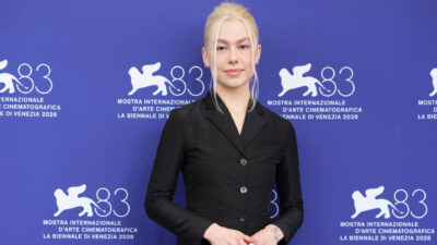 Copertina di Venezia 83, Phoebe Bridgers sul red carpet con le gambe non depilate: i peli sotto al completo Gucci non passano inosservati