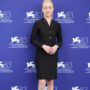 Copertina di Venezia 83, Phoebe Bridgers sul red carpet con le gambe non depilate: i peli sotto al completo Gucci non passano inosservati