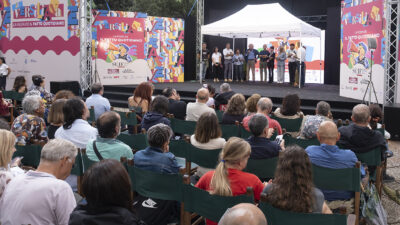 Copertina di Al via la festa del Fatto - il programma. “Il futuro non si arma, si insegna”: il flash mob per ridare dignità alla scuola. Travaglio: “Parlare di cultura e dialogo è l’unico antidoto al farsi la guerra”