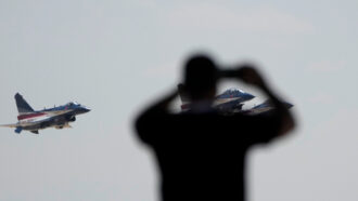 Copertina di Russia, Usa e Cina vendono i loro caccia in Egitto. Mosca lancia il suo slogan: “Prodotto da noi, testato contro la Nato”