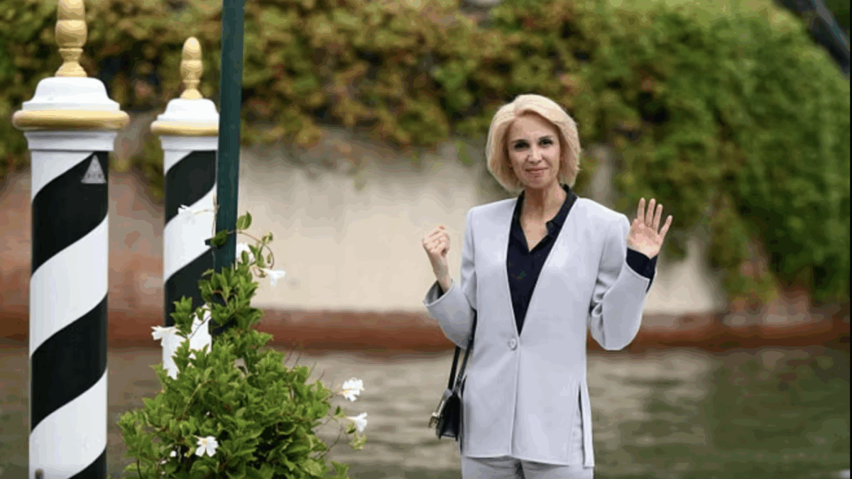 venezia 83 emanuela fanelli arriva al lido invecchiata di 23 anni e irriconoscibile la provocazione contro il mito dell8217eterna giovinezza da Ilfattoquotidiano.it venezia 83 emanuela fanelli arriva al lido invecchiata di 23 anni e irriconoscibile la provocazione contro il mito dell8217eterna giovinezza