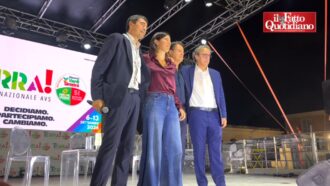 Copertina di “Prima il programma”, alla festa Avs prove di unità tra Schlein, Conte, Bonelli e Fratoianni. Ma restano i nodi su primarie, Ucraina e Renzi