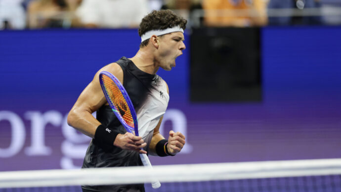 Copertina di Clamoroso agli US Open, Shelton fa l’impresa ed elimina Alcaraz dopo 4 ore e mezza. Nervosismo e conati di vomito per lo spagnolo