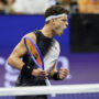 Copertina di Clamoroso agli US Open, Shelton fa l’impresa ed elimina Alcaraz dopo 4 ore e mezza: “Spero solo che mia sorella non debba essere al lavoro alle 6”