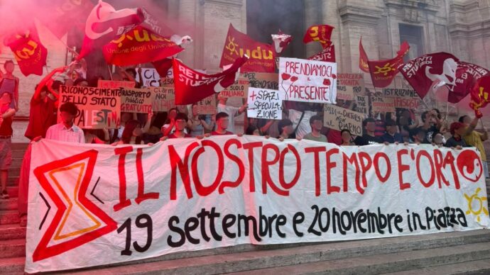 Rientro a scuola, studenti in presidio al ministero: “Aule roventi, edifici insicuri e didattica vecchia. Valditara evita il confronto con noi”