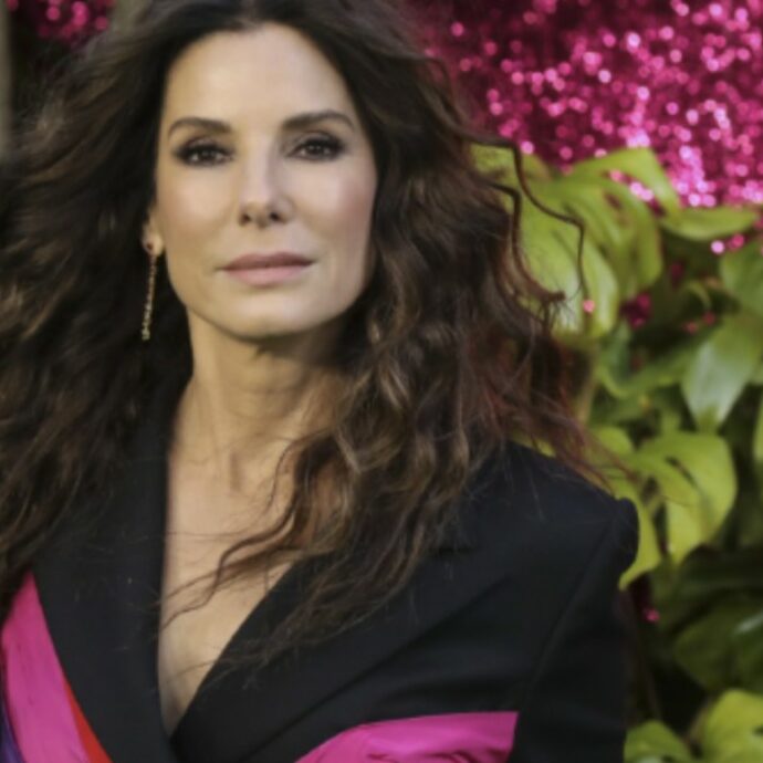 “A sentire la gente sembra che tu sia sparita per cento anni e ora tu stia uscendo strisciando in una grotta”, “È così. Ho addosso un po’ di cirripedi, ragnatele”: Jennifer Aniston intervista Sandra Bullock