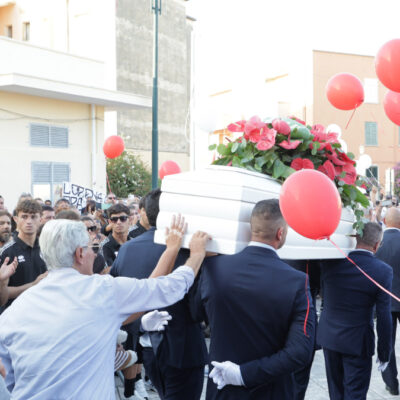 Copertina di A Squinzano i funerali di Lorena Isceri. Il parroco: “C’è una differenza abissale tra l’amore e il possesso. L’altro non ci appartiene”