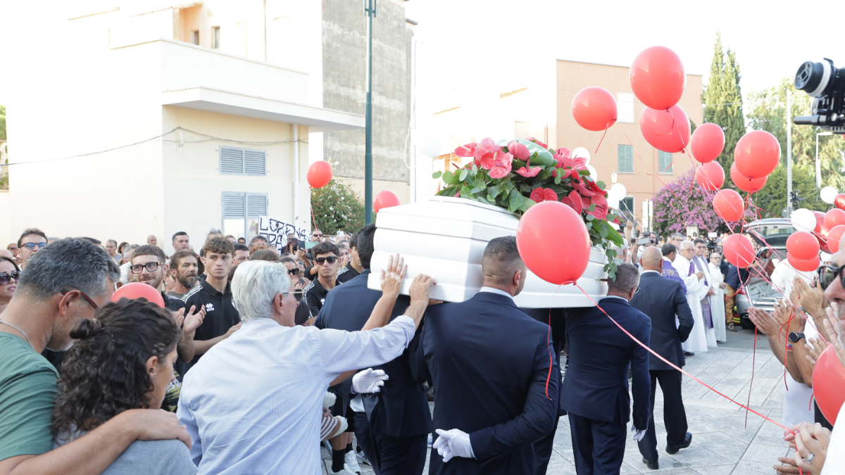 a squinzano i funerali di lorena isceri il parroco c8217232 una differenza abissale tra l8217amore e il possesso l8217altro non ci appartiene da Ilfattoquotidiano.it a squinzano i funerali di lorena isceri il parroco c8217232 una differenza abissale tra l8217amore e il possesso l8217altro non ci appartiene