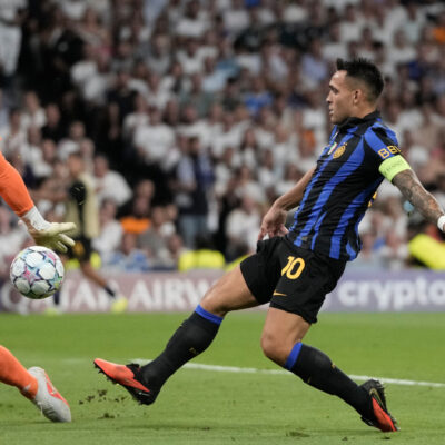 Copertina di “Usciamo a testa alta”: Lautaro orgoglioso della sua Inter dopo la sconfitta al "Bernabeu". Mourinho: “Partita pazza, poteva finire 5-0 o 5-5”