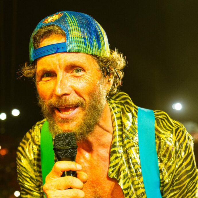 “A Barletta c’è l’amianto, chissà se era vero o mica tanto. La politica è un brutto affare sia quella nazionale che quella locale”: l’ironia di Jovanotti dopo il concerto annullato