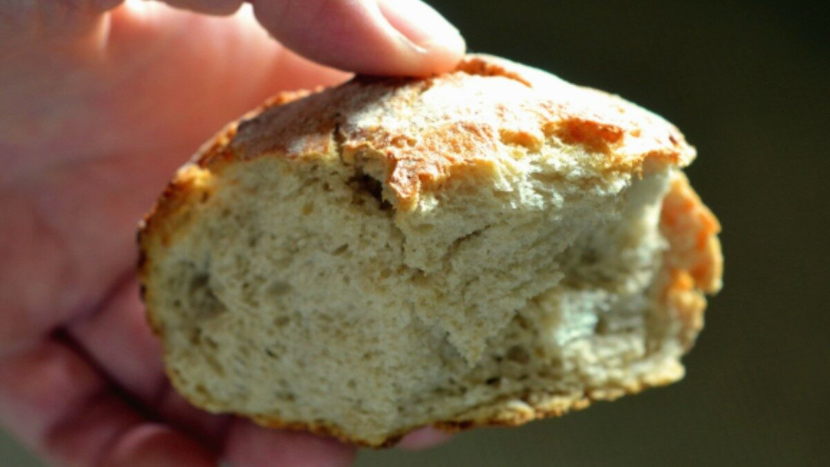 Compra mezza pagnotta, la pesa a casa e mancano 10 grammi: scatta la segnalazione all’Ufficio Pesi e Misure, il panettiere spende 15 mila euro. Lo sfogo: “Non recupererò mai i soldi”