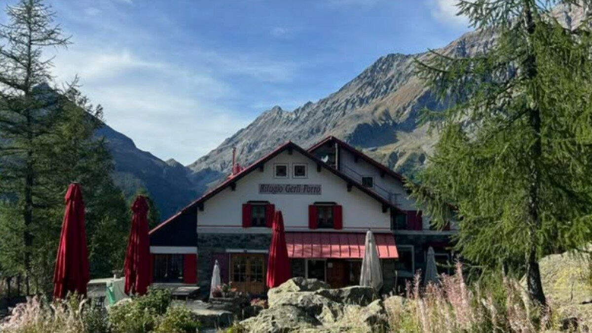 “Assorbenti, fazzoletti e deiezioni abbandonati in montagna. Ricorda: te li bevi in pianura, ti conviene raccoglierli”: lo sfogo del Rifugio Gerli-Porro