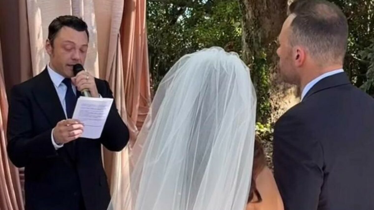“Il tuo cuore lo porto con me, lo porto nel mio”: Tiziano Ferro si commuove al matrimonio del fratello Flavio