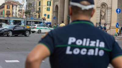 Copertina di Frena per non investire un pedone e si lascia scappare una bestemmia: multato con 102 euro dalla polizia locale perché “contro le divinità della religione di Stato”