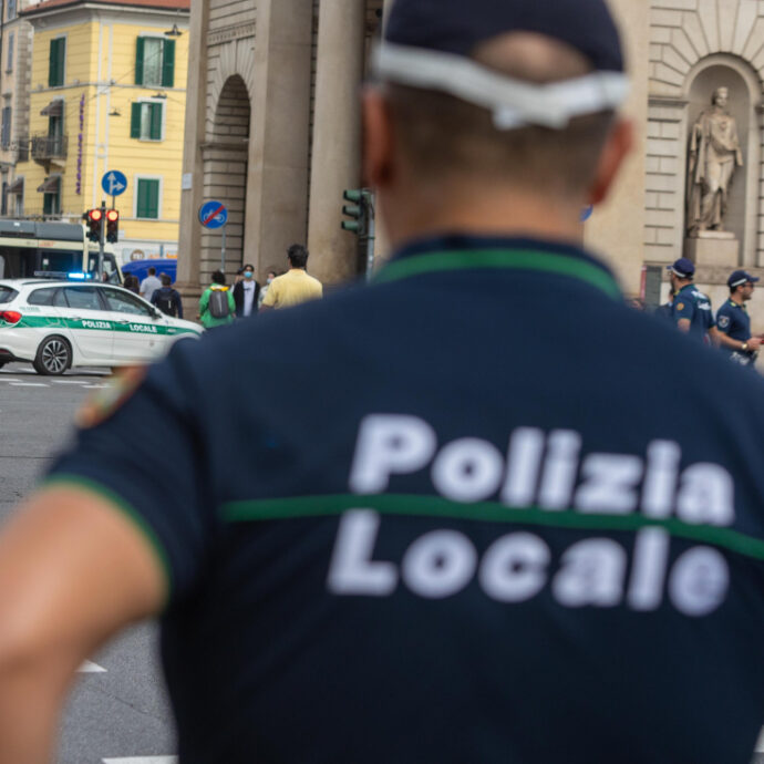 Frena per non investire un pedone e si lascia scappare una bestemmia: multato con 102 euro dalla polizia locale perché “contro le divinità della religione di Stato”