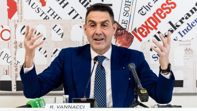 Copertina di Legge elettorale, Vannacci provoca Fdi: “Votino con noi e le opposizioni per preferenze pure”. M5s: "La maggioranza prende in giro i cittadini"