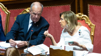 Copertina di Legge elettorale, la destra si ricompatta e approva l’emendamento Fdi. Le opposizioni attaccano: “Con i capilista bloccati sono preferenze finte”