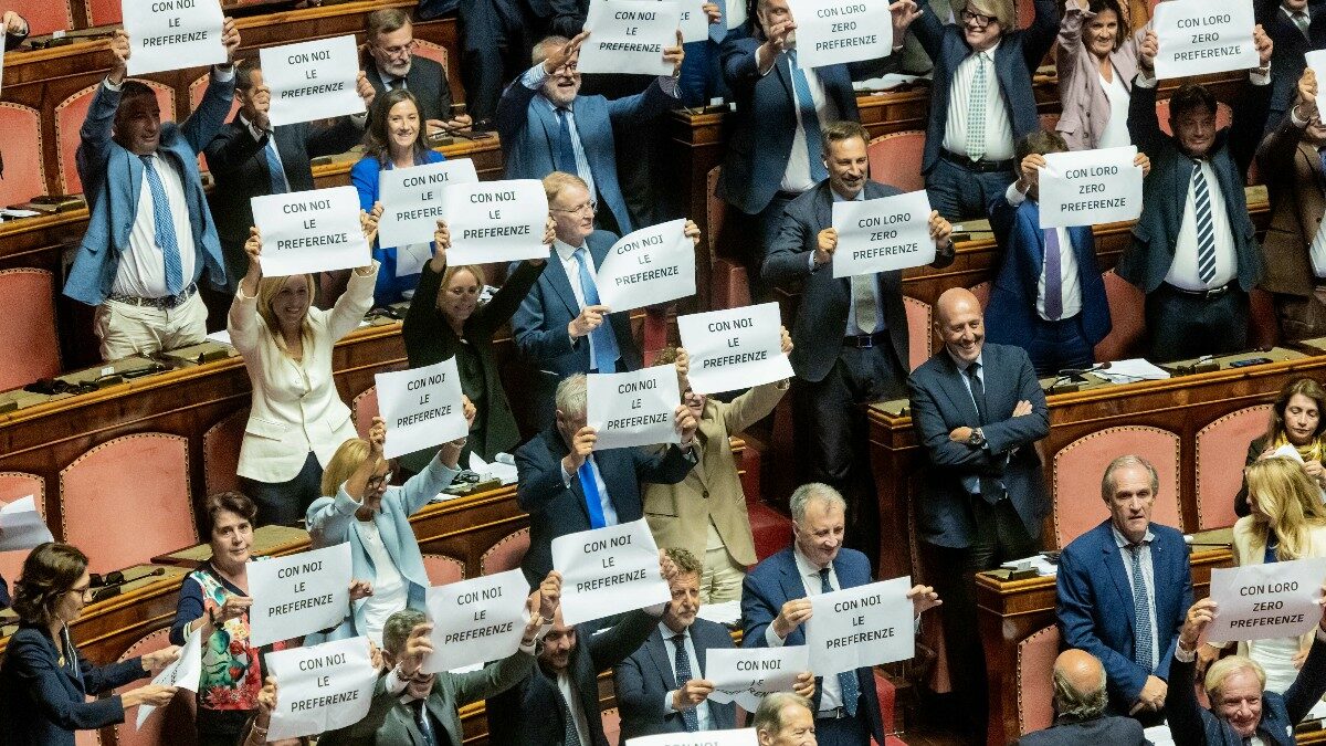 Legge elettorale, la destra si ricompatta e approva l’emendamento Fdi. Opposizioni attaccano: “Con i capilista bloccati sono preferenze finte”. Meloni: “La sinistra non le ha volute negli ultimi 35 anni”
