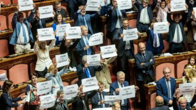 Copertina di La destra si ricompatta e approva l’emendamento Fdi. Le opposizioni attaccano: “Con i capilista bloccati sono preferenze finte”. Meloni: “La sinistra non le ha volute negli ultimi 35 anni”