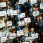 Copertina di Legge elettorale, la destra si ricompatta e approva l’emendamento Fdi. Opposizioni attaccano: “Con i capilista bloccati sono preferenze finte”. Meloni: “La sinistra non le ha volute negli ultimi 35 anni”