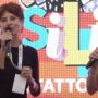 Copertina di Dal palco della Versiliana Cinzia Monteverdi saluta Alessandro Di Battista: “Ci giungono notizie che sta recuperando. Ti aspettiamo”. Il lungo applauso del pubblico
