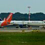 Copertina di Malpensa, principio d’incendio a bordo del volo easyJet diretto a Praga: evacuati 146 passeggeri, scalo chiuso per un’ora