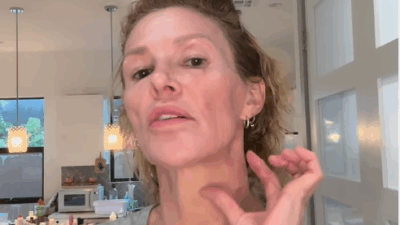 Copertina di “Ho un parassita che mi cammina nella faccia, ora scende anche lungo il braccio. È duro come la roccia e si curva così. Ne sono così nauseata che vorrei solo tagliarlo via”: lo sfogo di Brandi Glanville