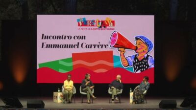 Copertina di Festa de il Fatto Quotidiano, Emmanuel Carrère sul palco della Versiliana: rivedi l’intervista di Marco Travaglio e Maddalena Oliva