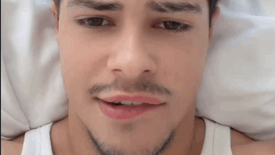 Copertina di È morto Riccardo Staudt, la star di OnlyFans annega nella piscina del residence che ha affittato per le vacanze. Le indagini: “La vasca però era poco profonda”