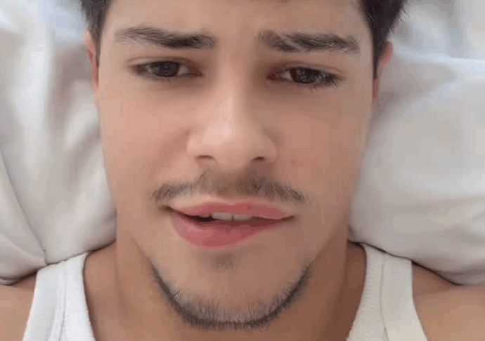 È morto Riccardo Staudt, la star di OnlyFans annega nella piscina del residence che ha affittato per le vacanze. Le indagini: “La vasca però era poco profonda”