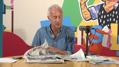 Copertina di Festa de il Fatto Quotidiano, la rassegna stampa di Travaglio: “Crisi dell’editoria? I giornali fanno la prima pagina guardando i tg della sera”