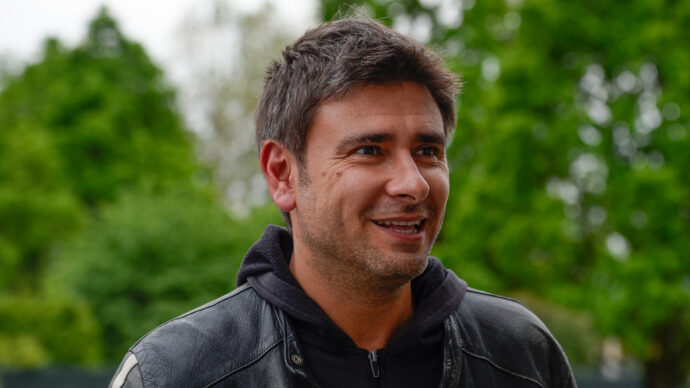 Alessandro Di Battista “sta migliorando”: si lavora al rientro in Italia da venerdì. L’associazione Schierarsi: “Non vede l’ora di riprendere le sue battaglie”