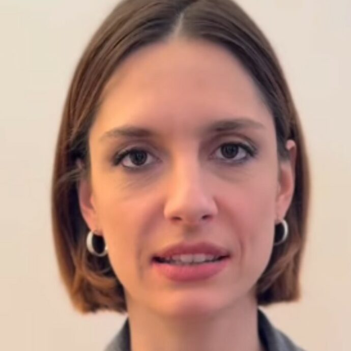 “Ho partorito un essere umano, potrò mai avere paura di quello che pensa la gente? Dio benedica le mie paurine, l’ansia e il mio terrore di vedermi troppo diversa da come sono”: così Beatrice Arnera protagonista a Venezia