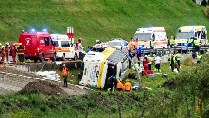 Pullman turistico si ribalta in Engadina (Svizzera), diversi morti e feriti: a bordo 48 persone provenienti dall’Olanda