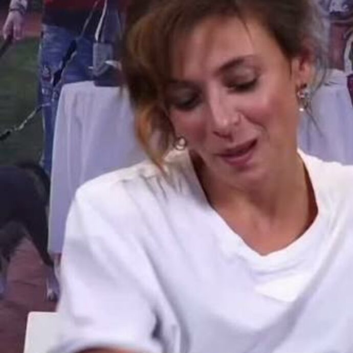 “Per me la produttività è un film horror”: Jasmine Trinca si scaglia contro il capitalismo indossando una t-shirt Prada da 1100 euro, è polemica