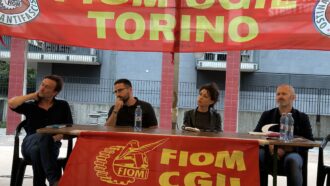 Copertina di “Stellantis cadente” di Andrea Tundo alla festa della Fiom di Torino: “Mirafiori rischia di spegnersi da sola senza nuovi modelli”