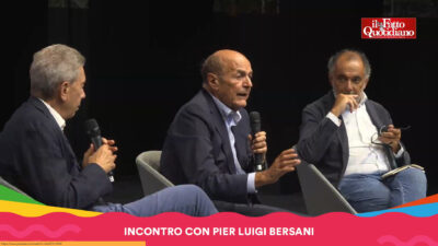 Copertina di Festa del Fatto Quotidiano, Pier Luigi Bersani sul palco della Versiliana: rivedi l’intervista di Antonio Padellaro e Fabrizio d’Esposito