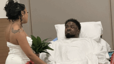 Copertina di Incidente choc il giorno delle nozze: lo sposo finisce in ospedale con le ossa rotte, ma il matrimonio si celebra lo stesso in corsia