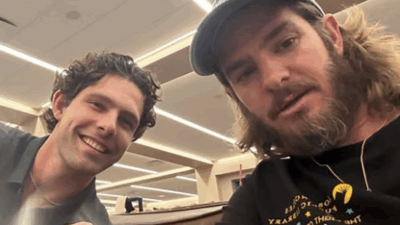 Copertina di Fumo in cabina, panico a bordo dell’aereo: Andrew Garfield e Owen Thiele coinvolti in un atterraggio d’emergenza. Poi la mossa a sorpresa in aeroporto
