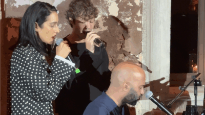 Copertina di Venezia 83: Levante, Giuliano Sangiorgi e Settembre omaggiano Pino Daniele con “Quanno Chiove” al party di “Dio Ride” di Giovanni Veronesi – IL VIDEO