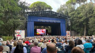 Copertina di “Inutile cercare ‘il freddo nel letto’ su una cosa che si chiama Renzi e conta il 2%”. Così Bersani alla Festa del Fatto. L’ovazione del pubblico