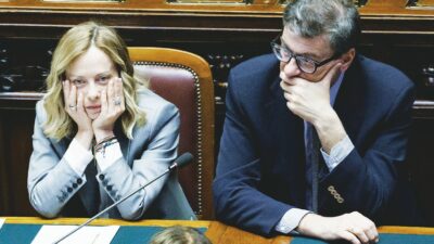 Copertina di Meloni teme la manovra e sonda gli iscritti di FdI: “Cosa vorreste?”
