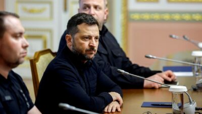 Copertina di Giornaloni con le visioni: “Attentato  a Zelensky”. Mancava solo l’attentato