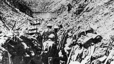 Copertina di È dura la sintassi  della guerra: più demoni che angeli