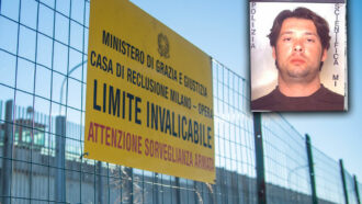 Copertina di Carcere di Opera, piazza di spaccio. Pizzini, droni, minacce. A comandare è il narco-broker Orazio Desiderato con i cartelli della camorra e la mala locale