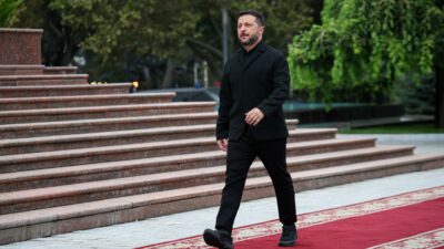 Copertina di Zelensky torna a chiedere armi a Usa ed Europa: "Ci servono 120 missili Patriot al mese". Poi chiede di incontrare Putin al G20. Ma il Cremlino: “Venga a Mosca”
