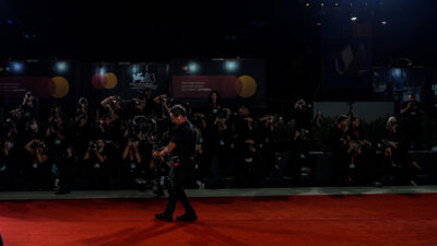 Copertina di “Io, sconosciuta sul red carpet di Venezia 83, vi racconto il dietro le quinte del tappeto rosso della Mostra del Cinema”
