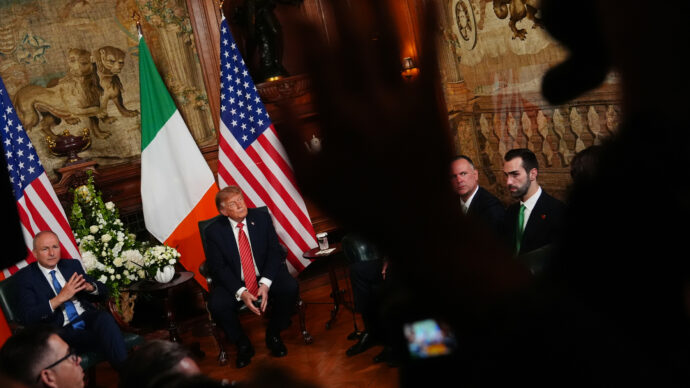 Trump in Irlanda auspica la riunificazione con Belfast: “Sarebbe fantastico”. Il premier britannico: “Contano gli accordi”. Ma gli Unionisti insorgono