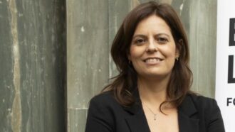 Copertina di “Pignorato il conto di Ilaria Salis per 7mila euro”: dopo la condanna da 300mila euro agli ex collaboratori. La difesa: “Non si è mai sottratta”